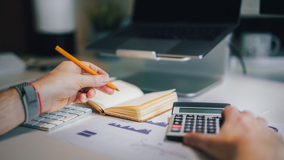 Qué es la CAE y cómo comparar el costo real de un crédito
