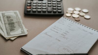 Ahorrar en UF o en pesos: ventajas, desventajas y cómo elegir